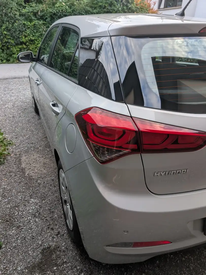 Hyundai i20 1,25 Comfort Silber - 2