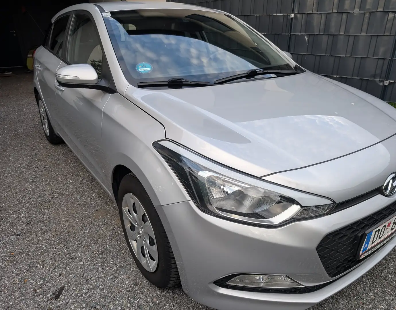 Hyundai i20 1,25 Comfort Silber - 1