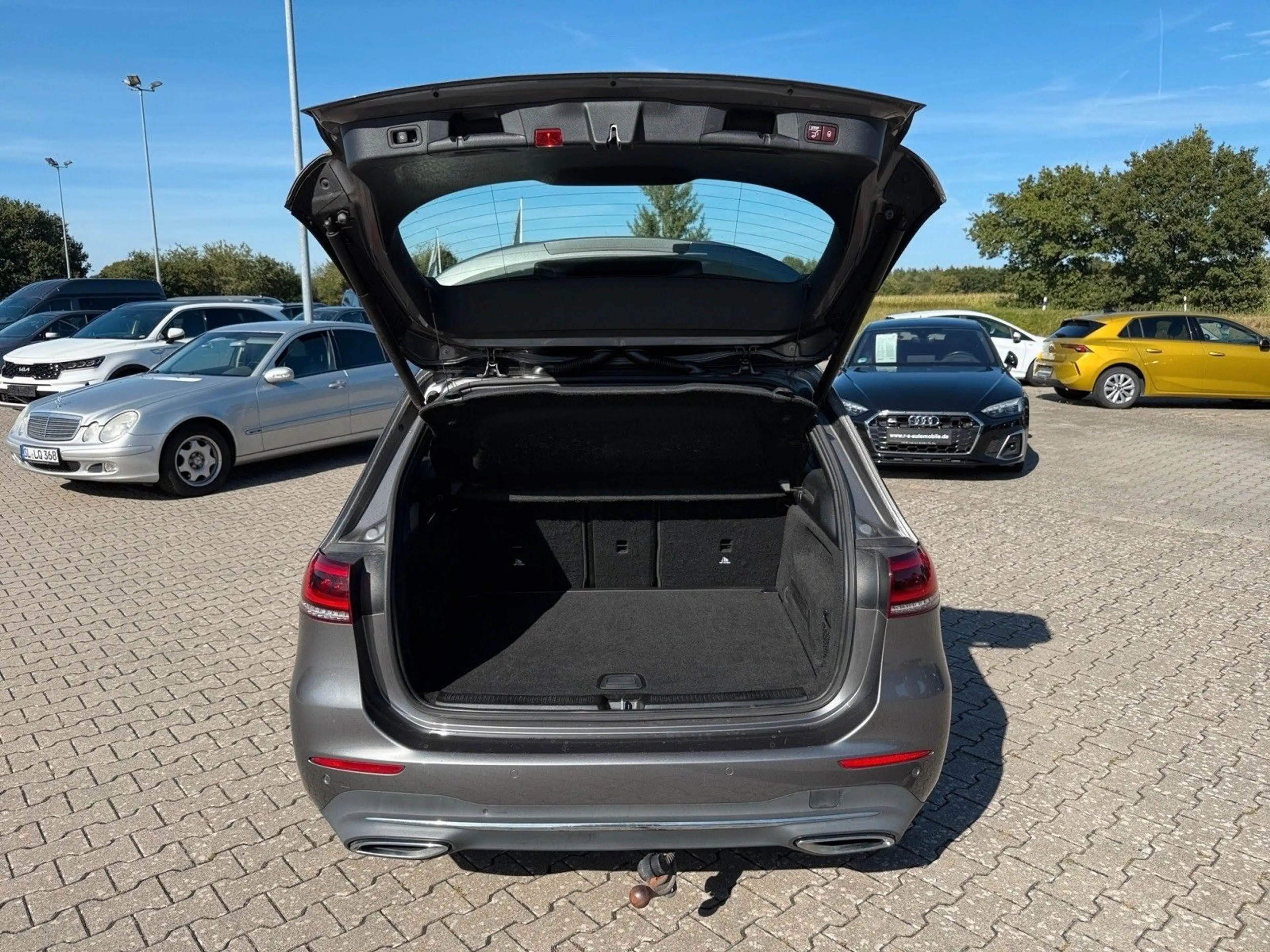 Mercedes-Benz B 220 AMG Line / Panorama / AHK / Virtual — photo 15