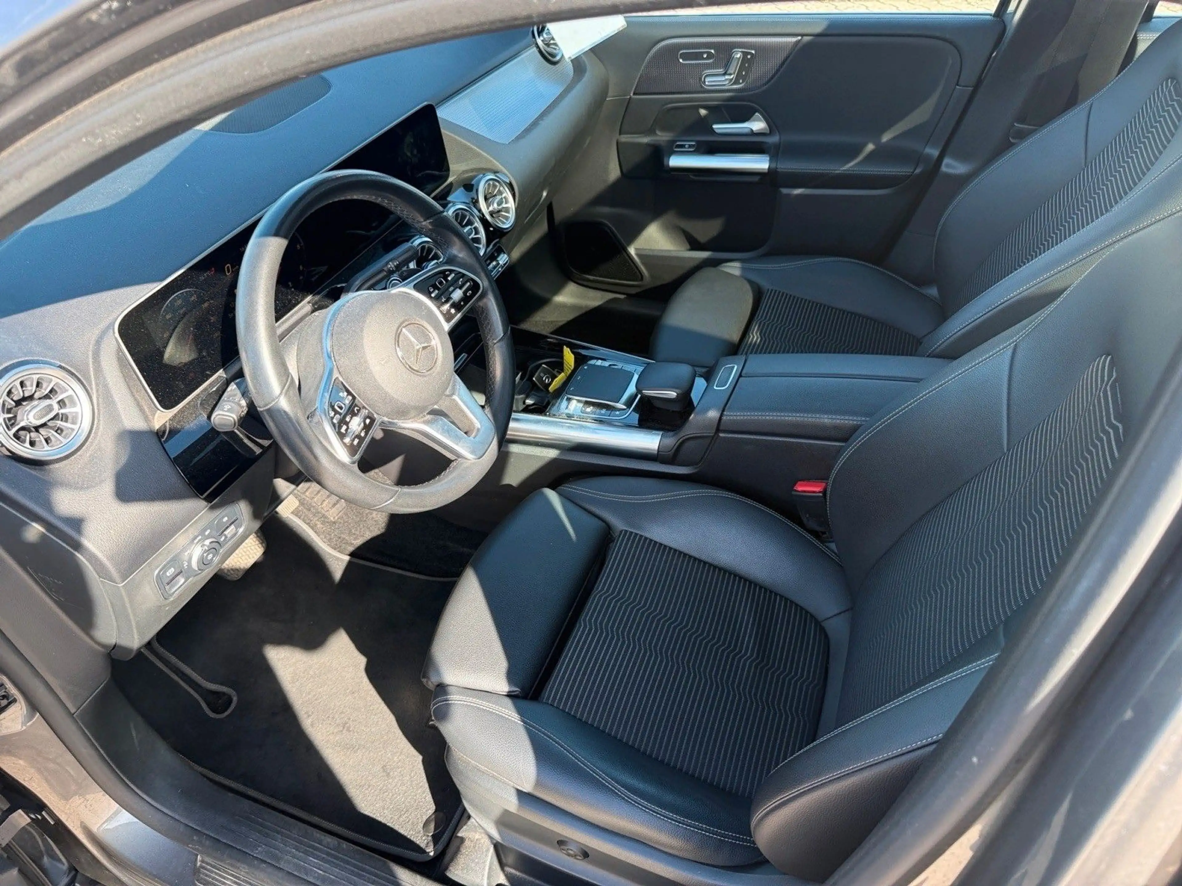 Mercedes-Benz B 220 AMG Line / Panorama / AHK / Virtual — photo 9
