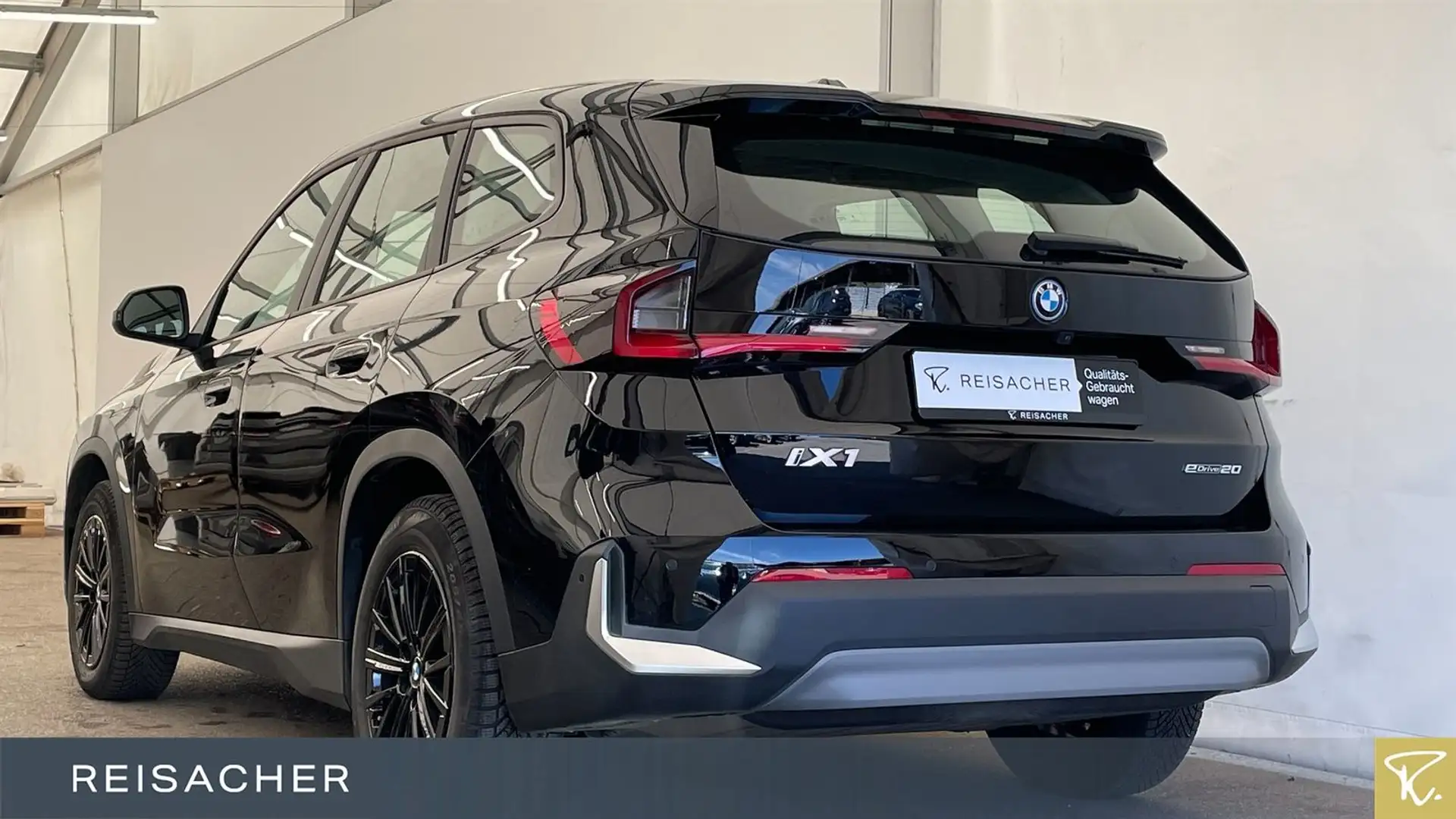 BMW X1 iX1 eDr20 AdaptLED RFK PDC SHZ DAB KomfortZ 17" Černá - 2