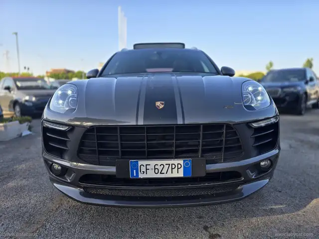 Porsche Macan view 3