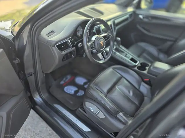 Porsche Macan view 11