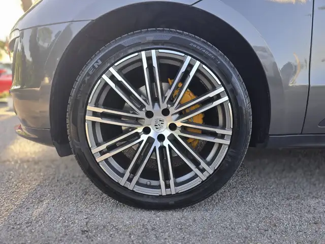 Porsche Macan view 7
