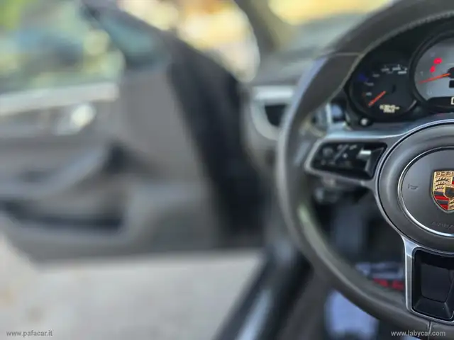 Porsche Macan view 14