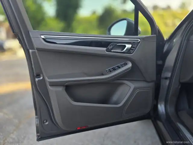 Porsche Macan view 9