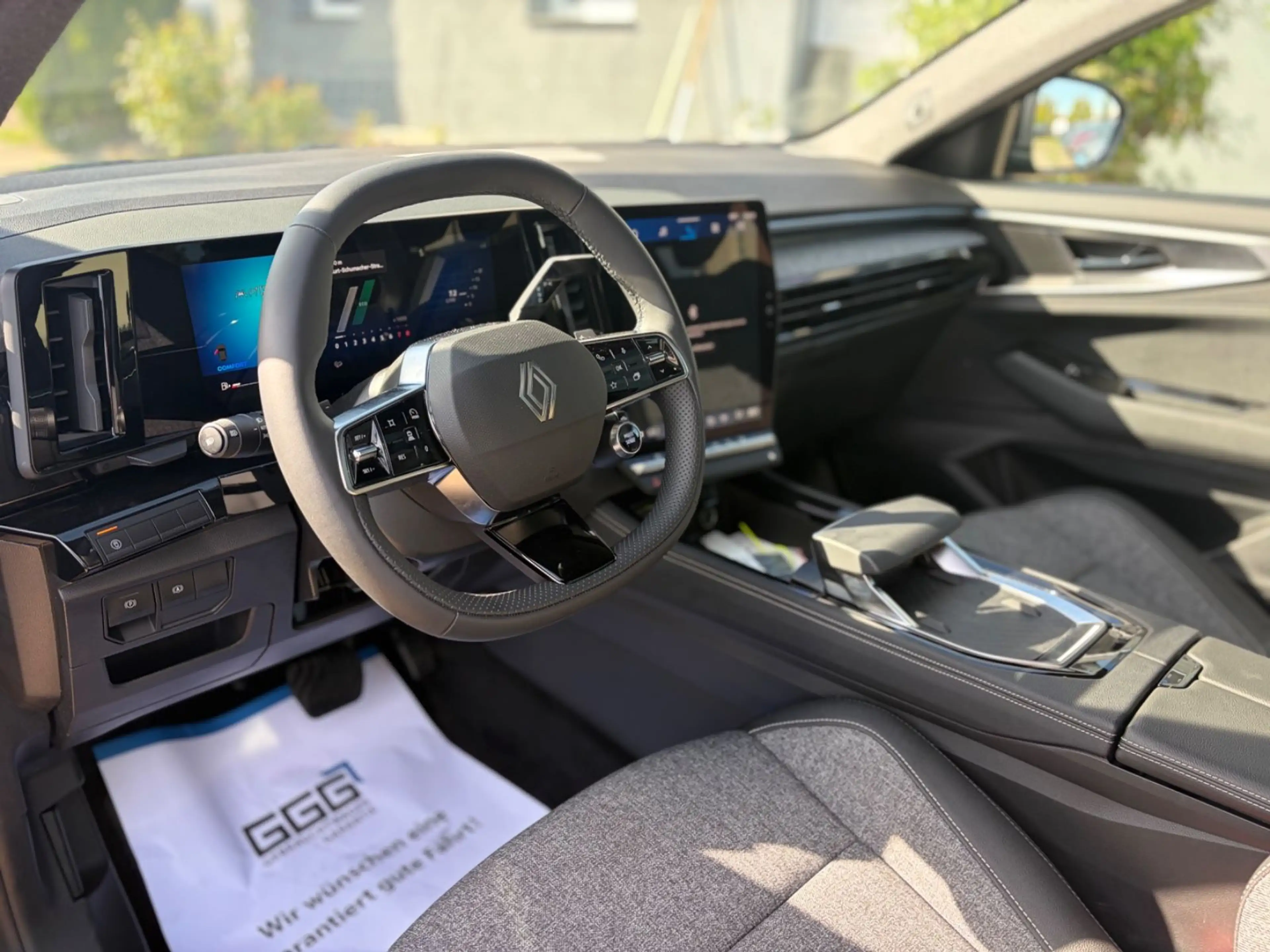 Renault Espace VI Techno E-Tech Hybrid — photo 14