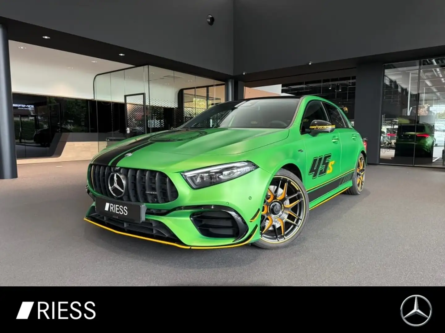 Mercedes-Benz A 45 AMG A 45 S PANO+AERO PKT+PERF SITZE+DISTR+KEYL+360°+ Grün - 1