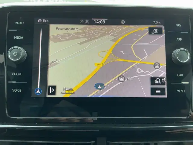 Volkswagen T-Roc view 11