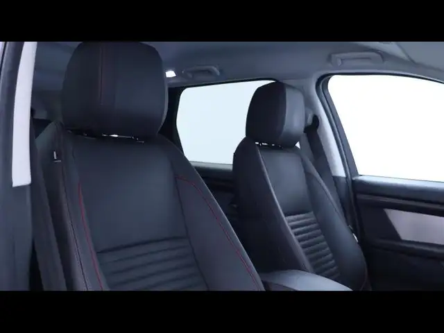 Land Rover Discovery Sport view 13