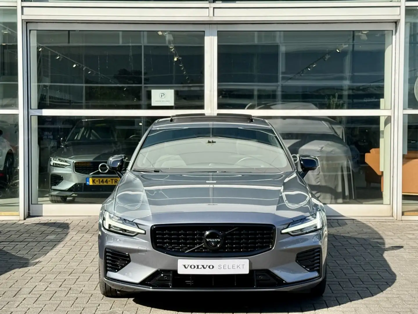 Volvo S60 T8 390PK Recharge R-Design| Panodak| B&W Sound| Ad Grijs - 2