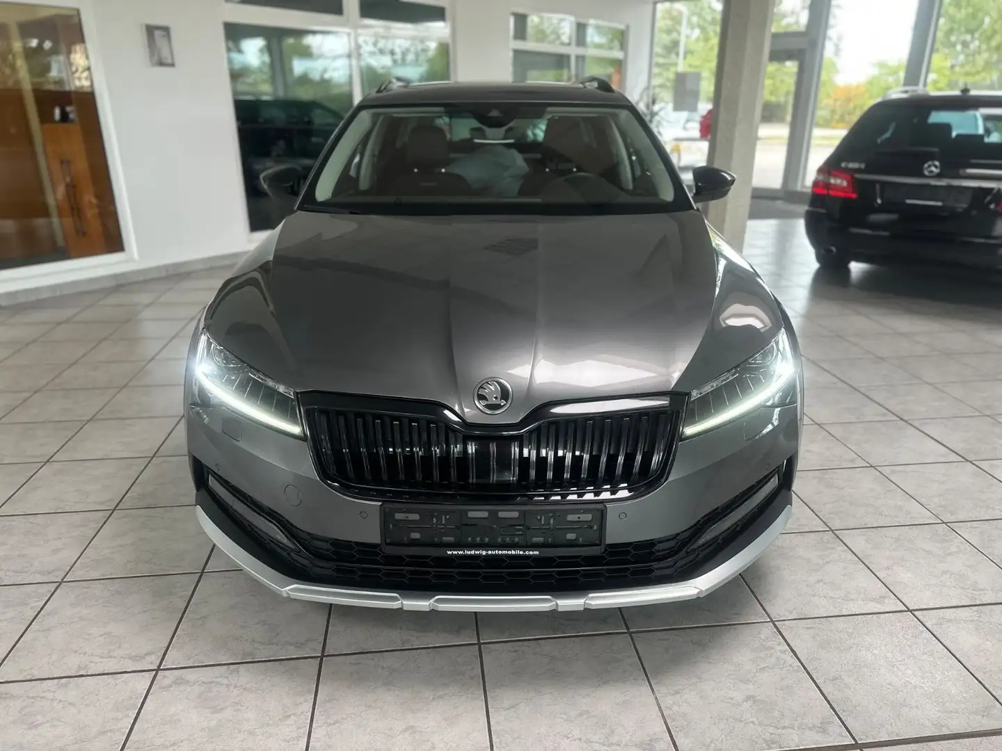 Skoda Superb Combi Scout 4x4 Scheckheft 1.Hand Gris - 2