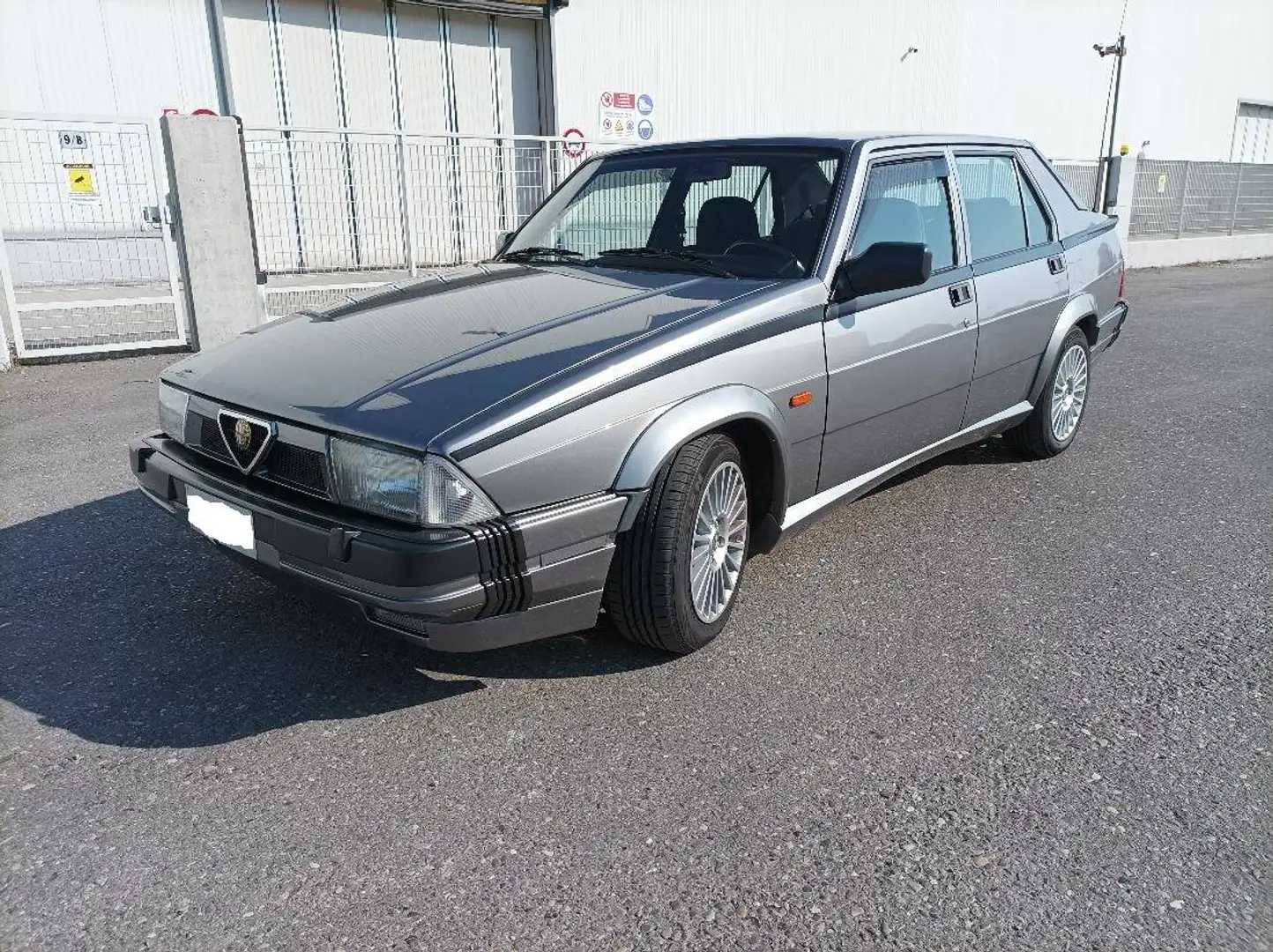 Alfa Romeo 75 75 1.8t Quadrifoglio Verde Grau - 2