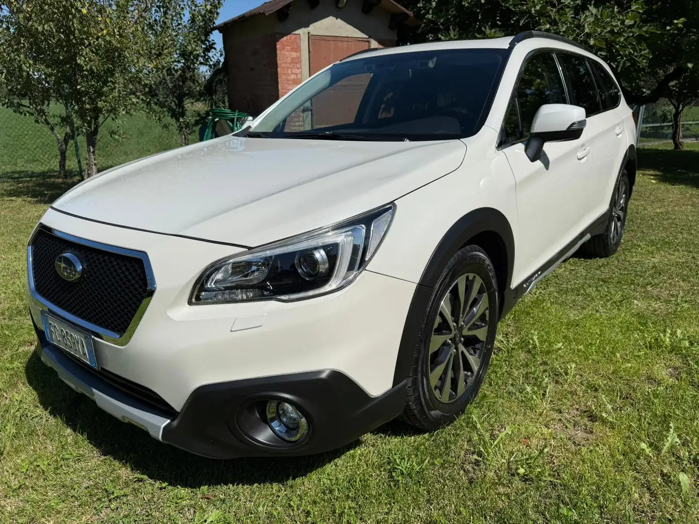 Subaru OUTBACK Outback V 2015 2.0d Unlimited lineartronic Белый - 1