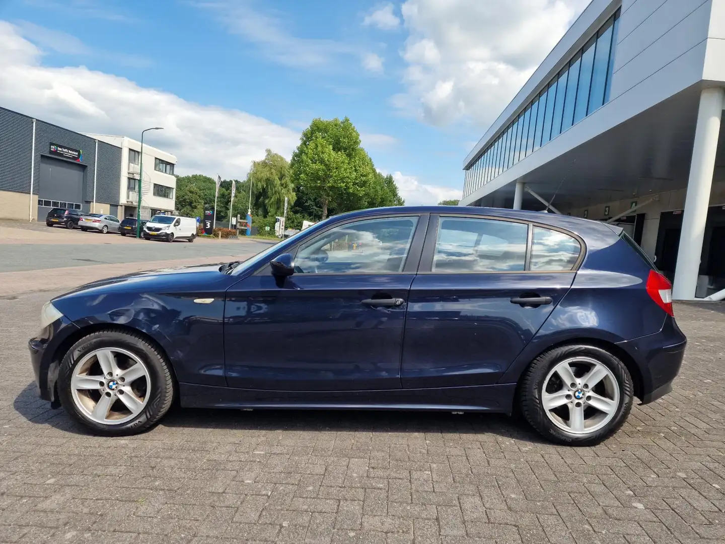 BMW 118 1-serie 118i Business Line AUT PSENSOR CRUISE 2 X Azul - 2