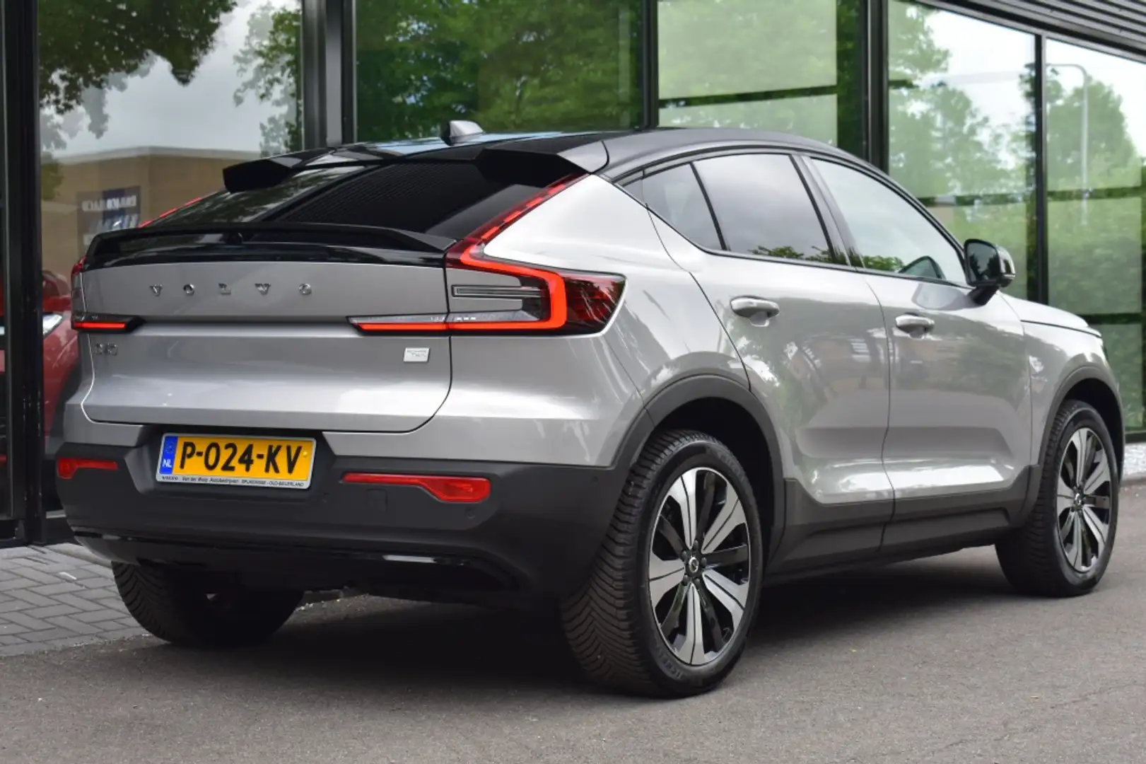 Volvo C40 Twin Intro Edition 408pk/78kWh AWD | Trekhaak | Ge Grijs - 2