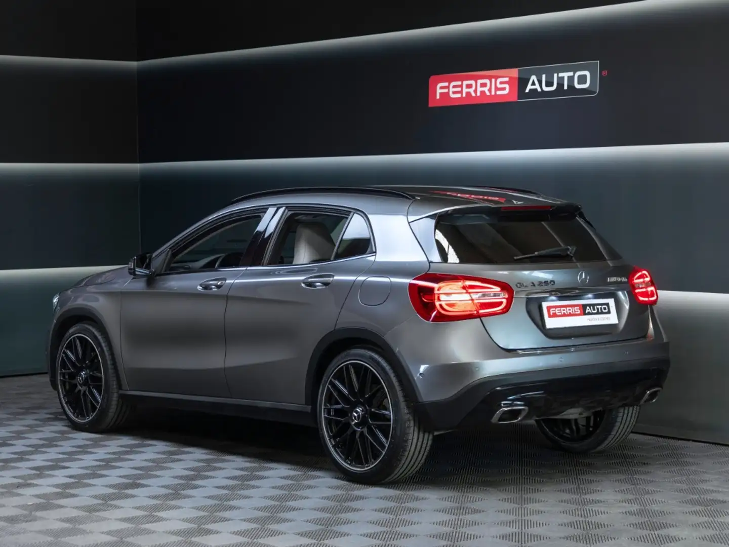 Mercedes-Benz GLA 250 Urban 7G-DCT Gris - 2