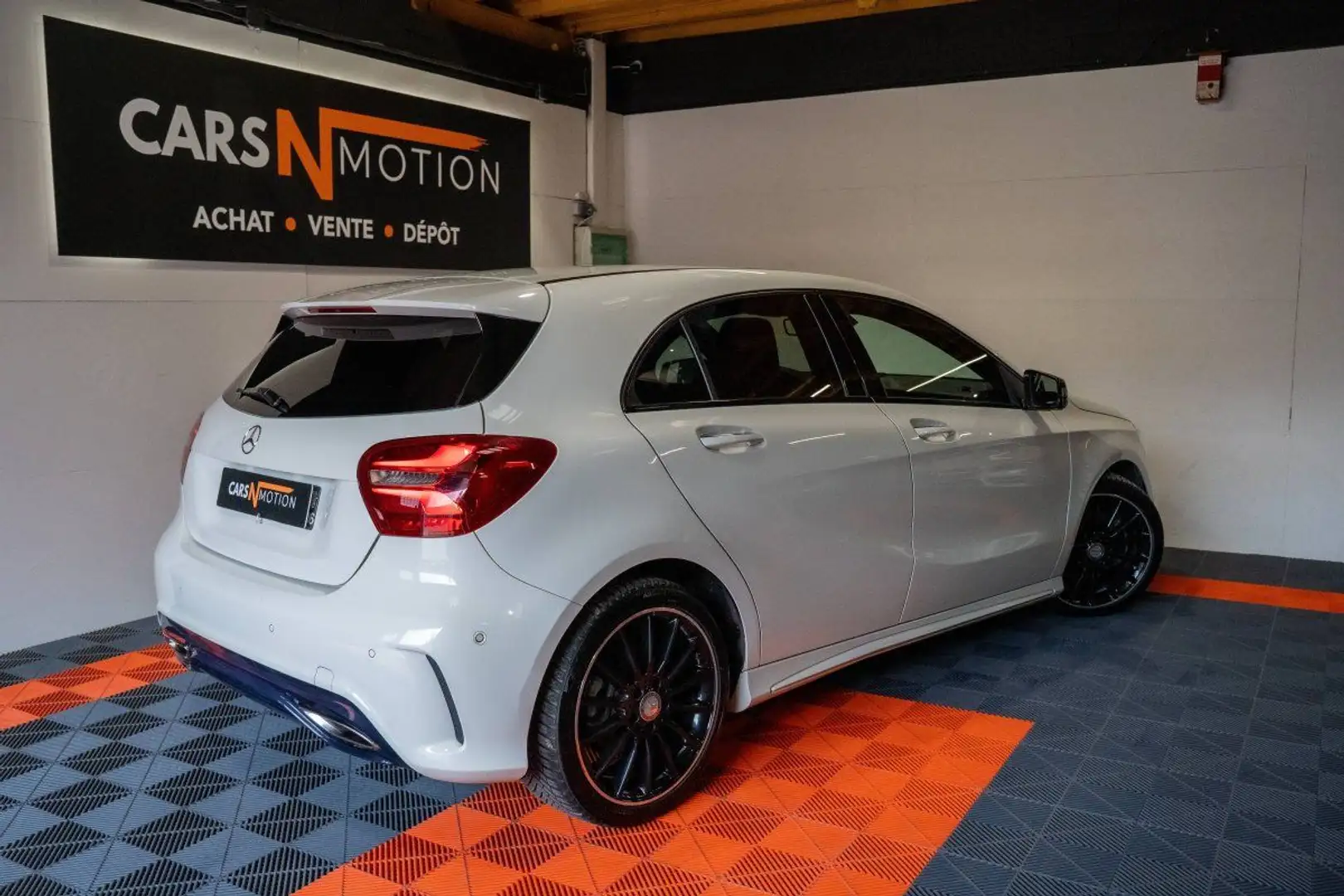 Mercedes-Benz A 200 (W176) 200d Fascination Pack AMG 7G-DCT - Historiq Белый - 2