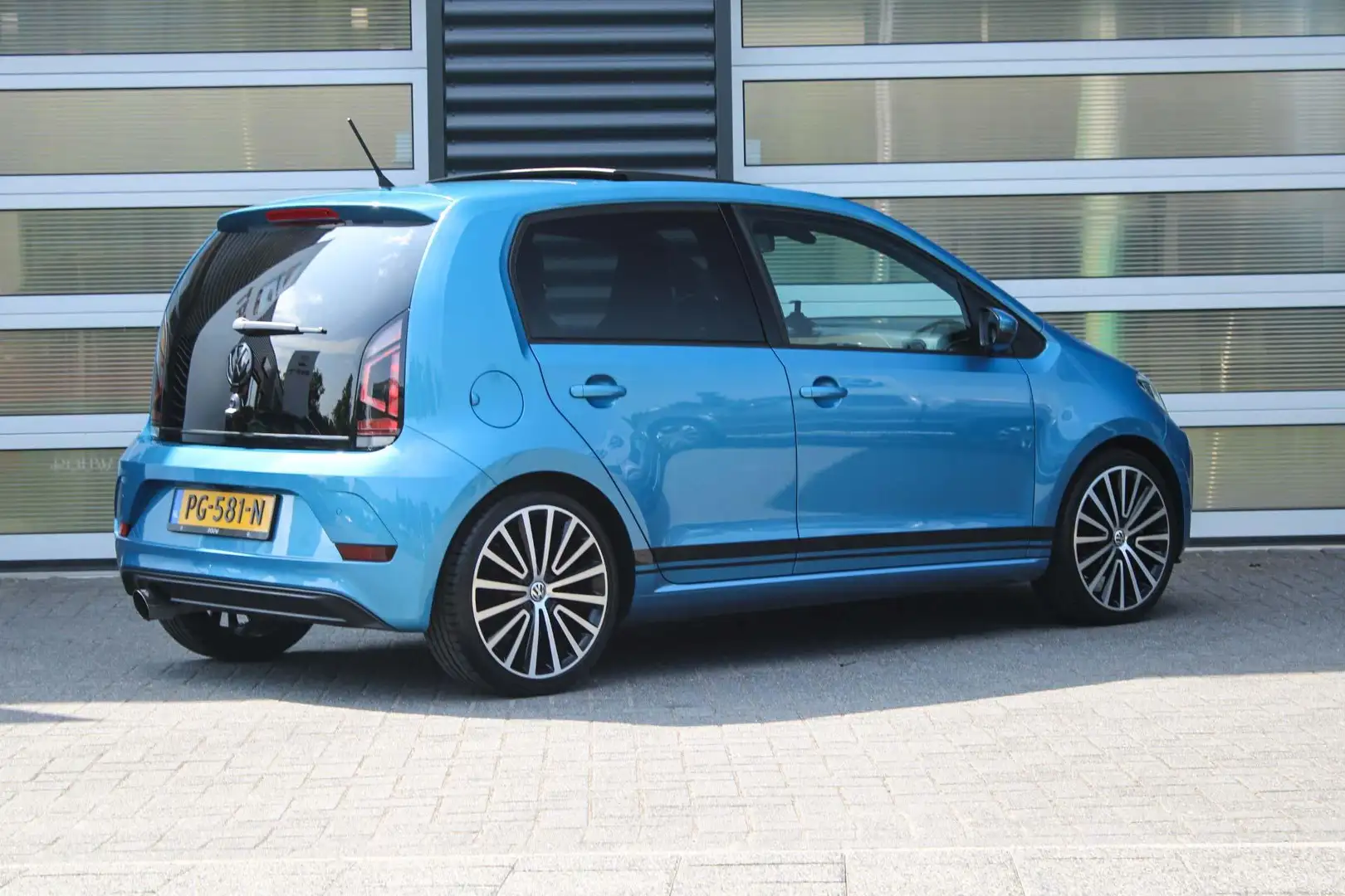 Volkswagen up! 1.0 TSI 90pk High up! 5-Drs. | Panoramadak | Camer Azul - 2