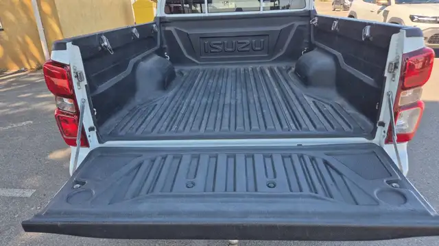 Isuzu D-Max view 14