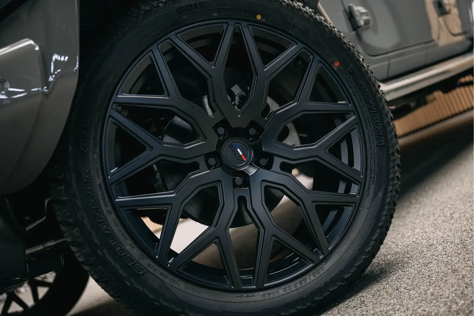 Jeep Wrangler Unlimited 4xe 380 Sahara | Corse Edition Custom ma Gris - 2