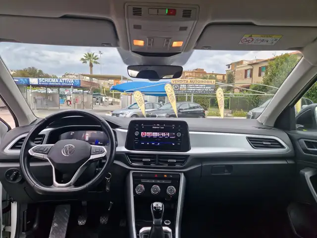 Volkswagen T-Roc view 9