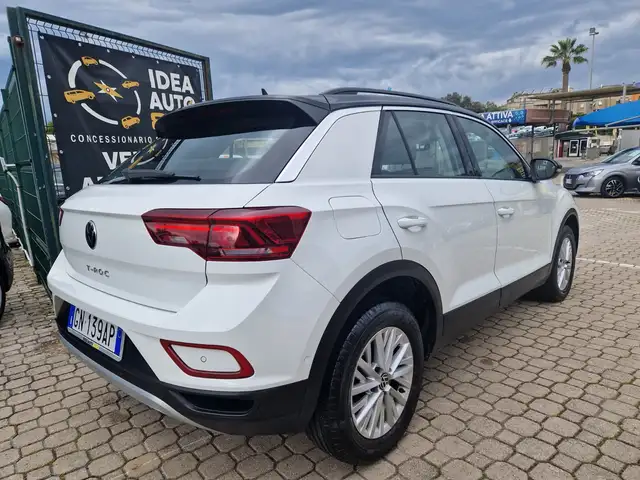 Volkswagen T-Roc view 4