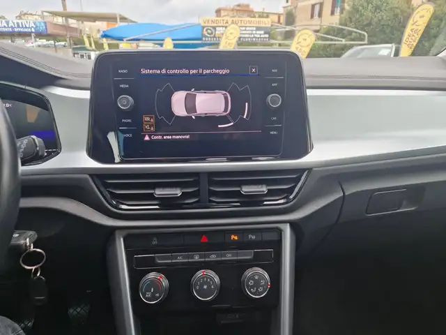 Volkswagen T-Roc view 14