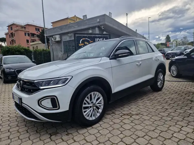 Volkswagen T-Roc view 3