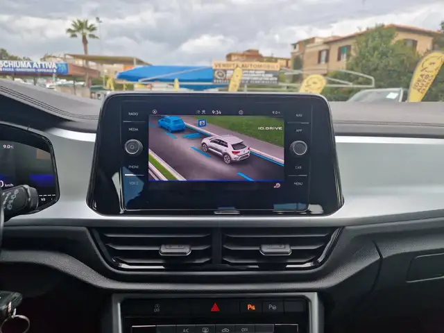 Volkswagen T-Roc view 11
