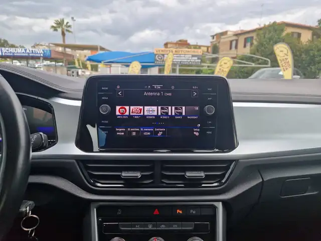 Volkswagen T-Roc view 15