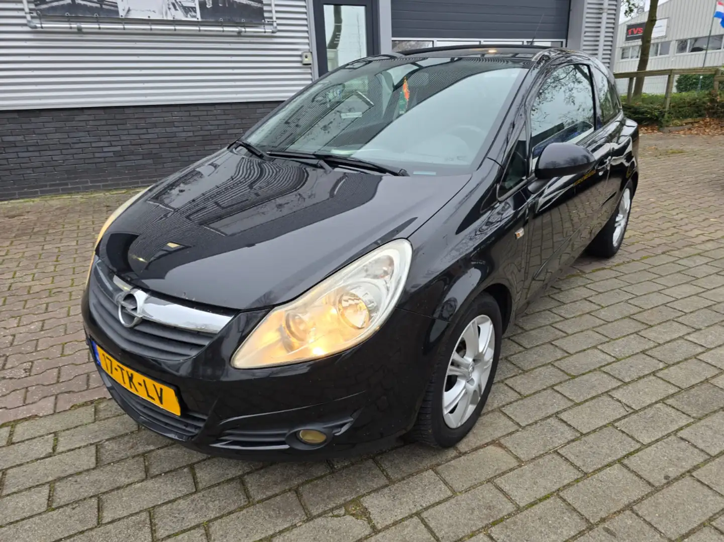 Opel Corsa 1.2 16V Enjoy Schwarz - 1