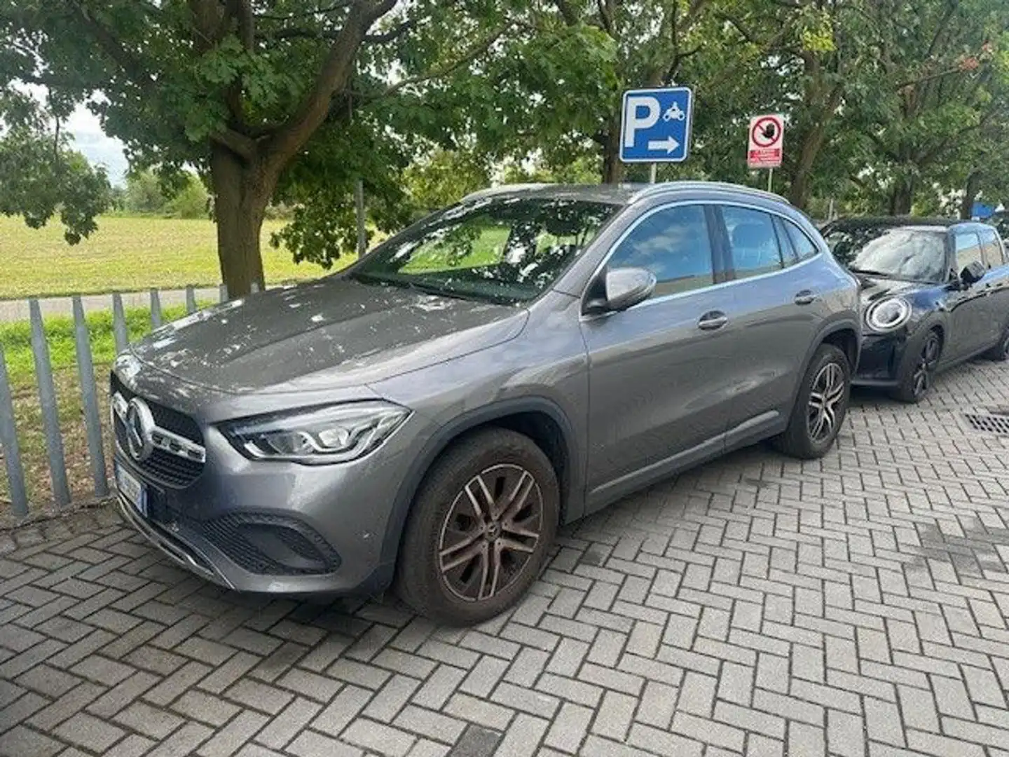 Mercedes-Benz GLA 200 d Automatic Premium Gris - 1