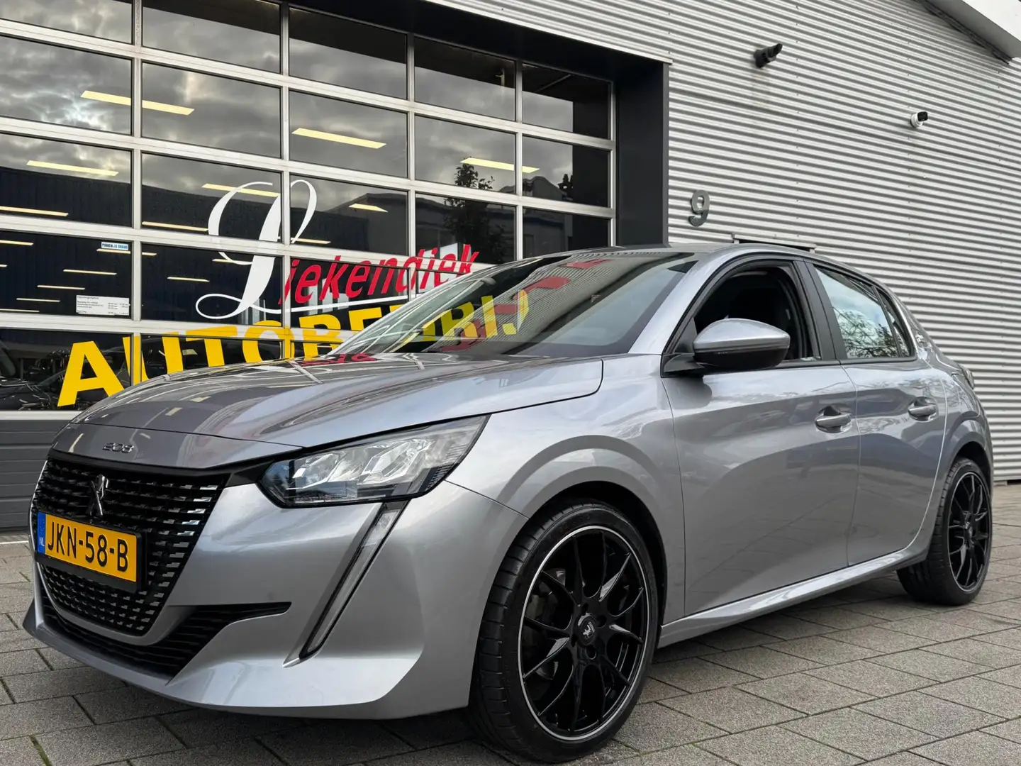 Peugeot 208 1.2 PureTech OutLaw Edition- Navigatie / Apple Car Gris - 1