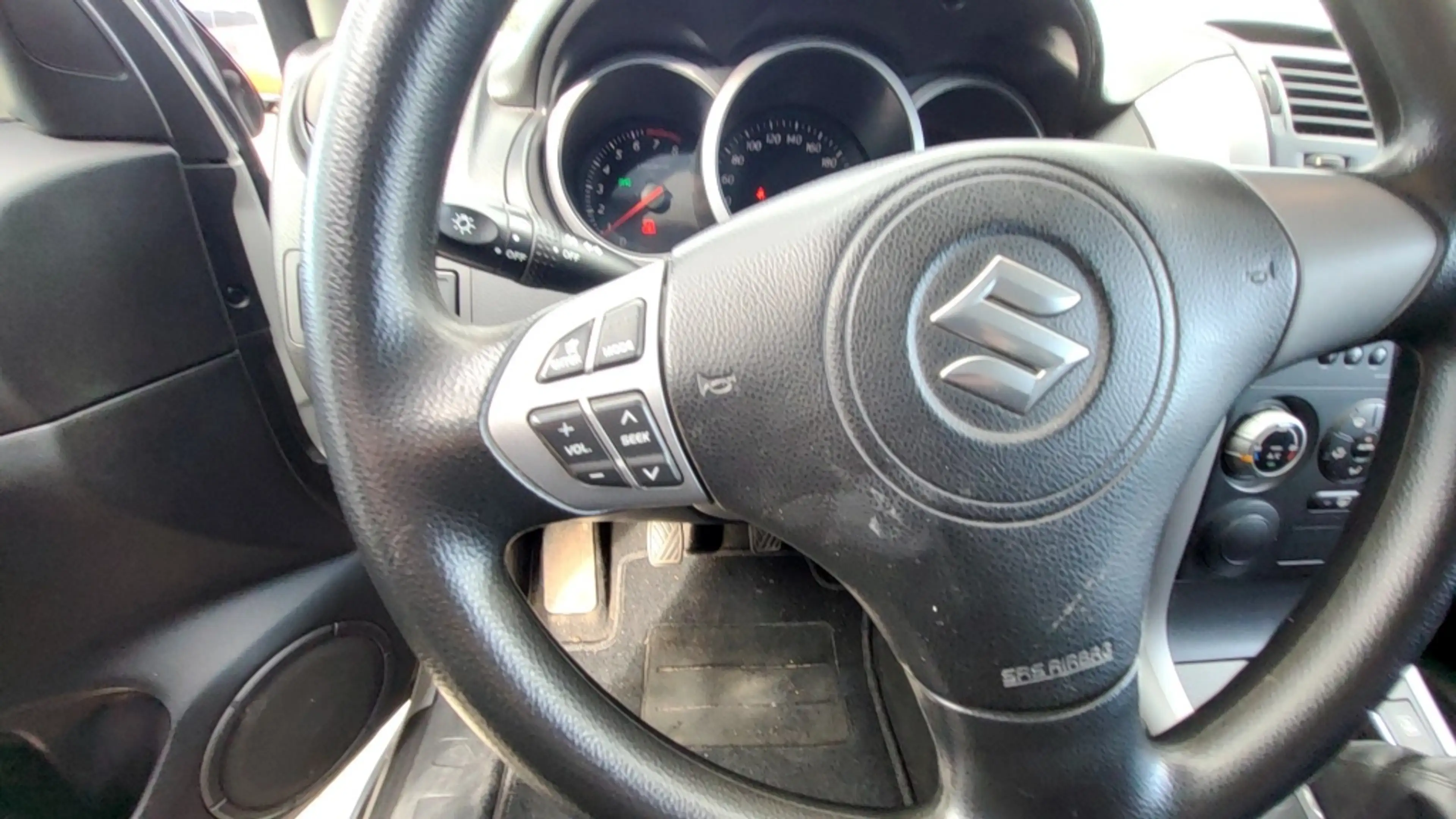 Suzuki Grand Vitara 1.6-16V Exclusive — photo 8