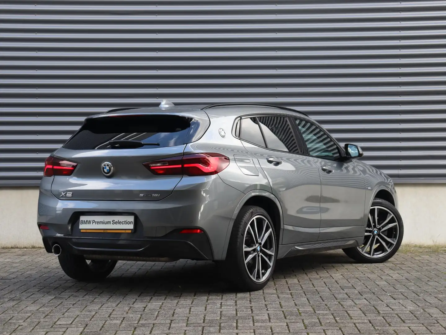 BMW X2 sDrive18i | Executive | M Sportpakket | Panodak | Grijs - 2