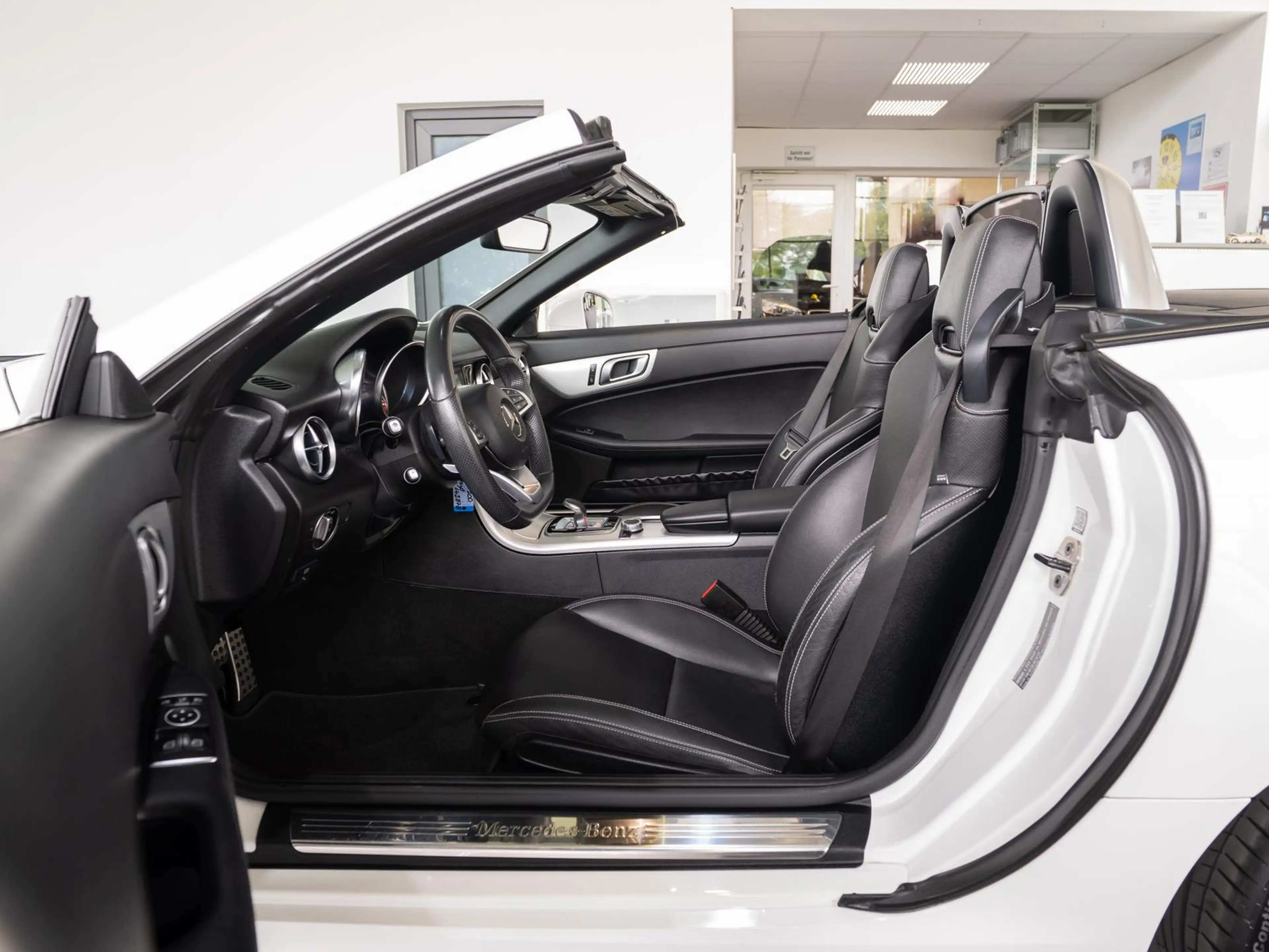 Mercedes-Benz SLC 200 9G-Tronic *AIRSCARF*LEDER*LED*TOTWINKEL* — photo 9