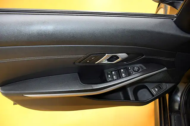 BMW 3 Series view 10