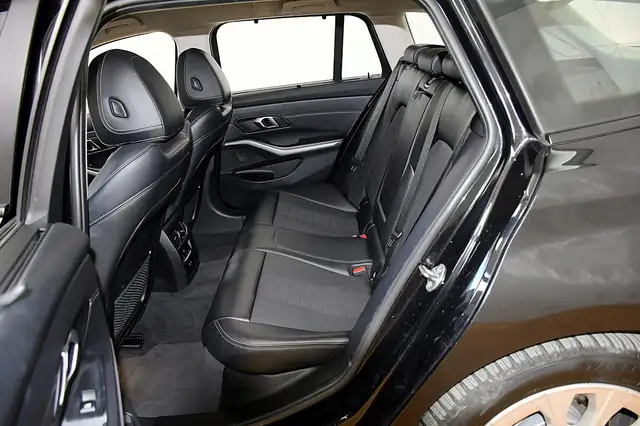 BMW 3 Series view 23