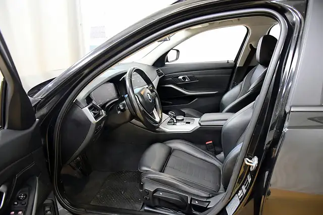 BMW 3 Series view 9