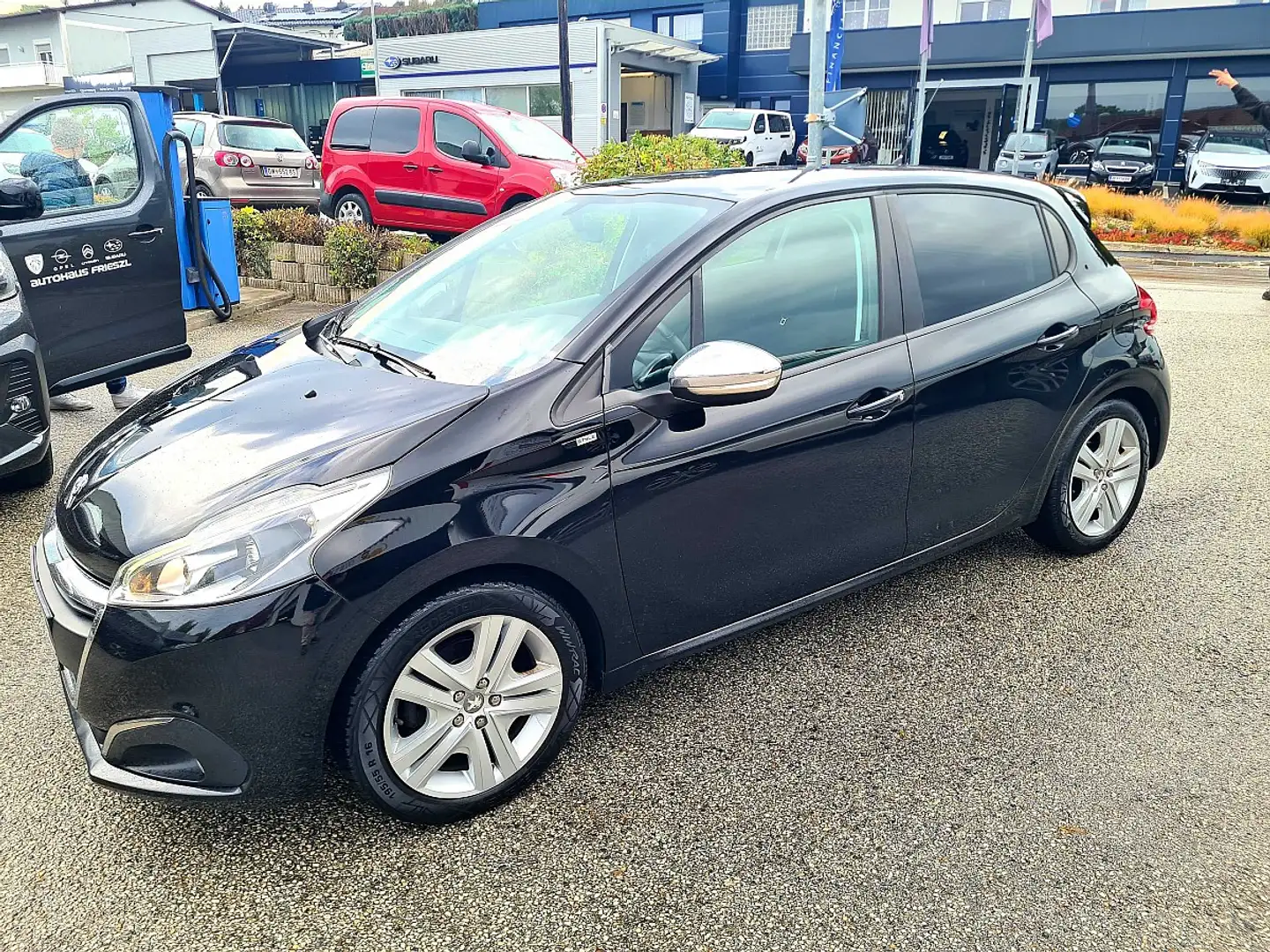 Peugeot 208 Allure 1,6 BlueHDi 100 S&S, AHK, 1. Besitz! Schwarz - 2