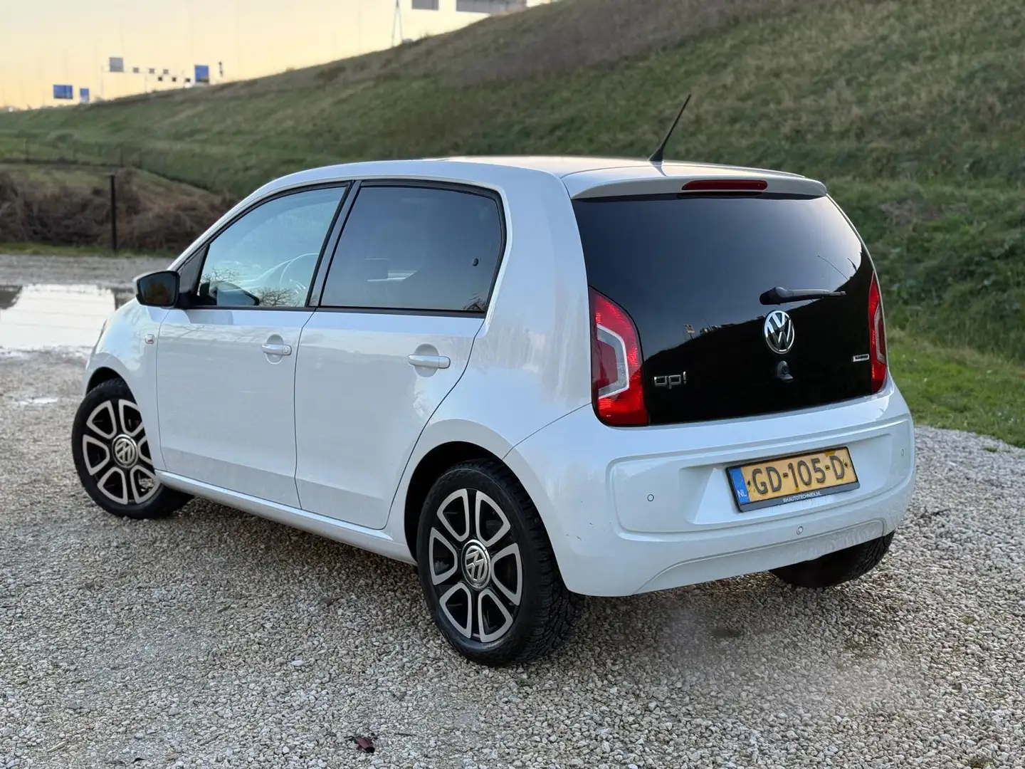 Volkswagen up! 1.0 high up! BlueMotion|Airco|PDC|Cruise| Blanc - 2