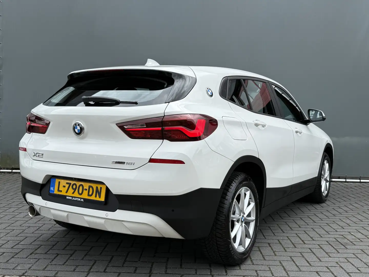 BMW X2 BWJ 2021 sDrive18i 136 PK Business Edition AUTOMAA Wit - 2