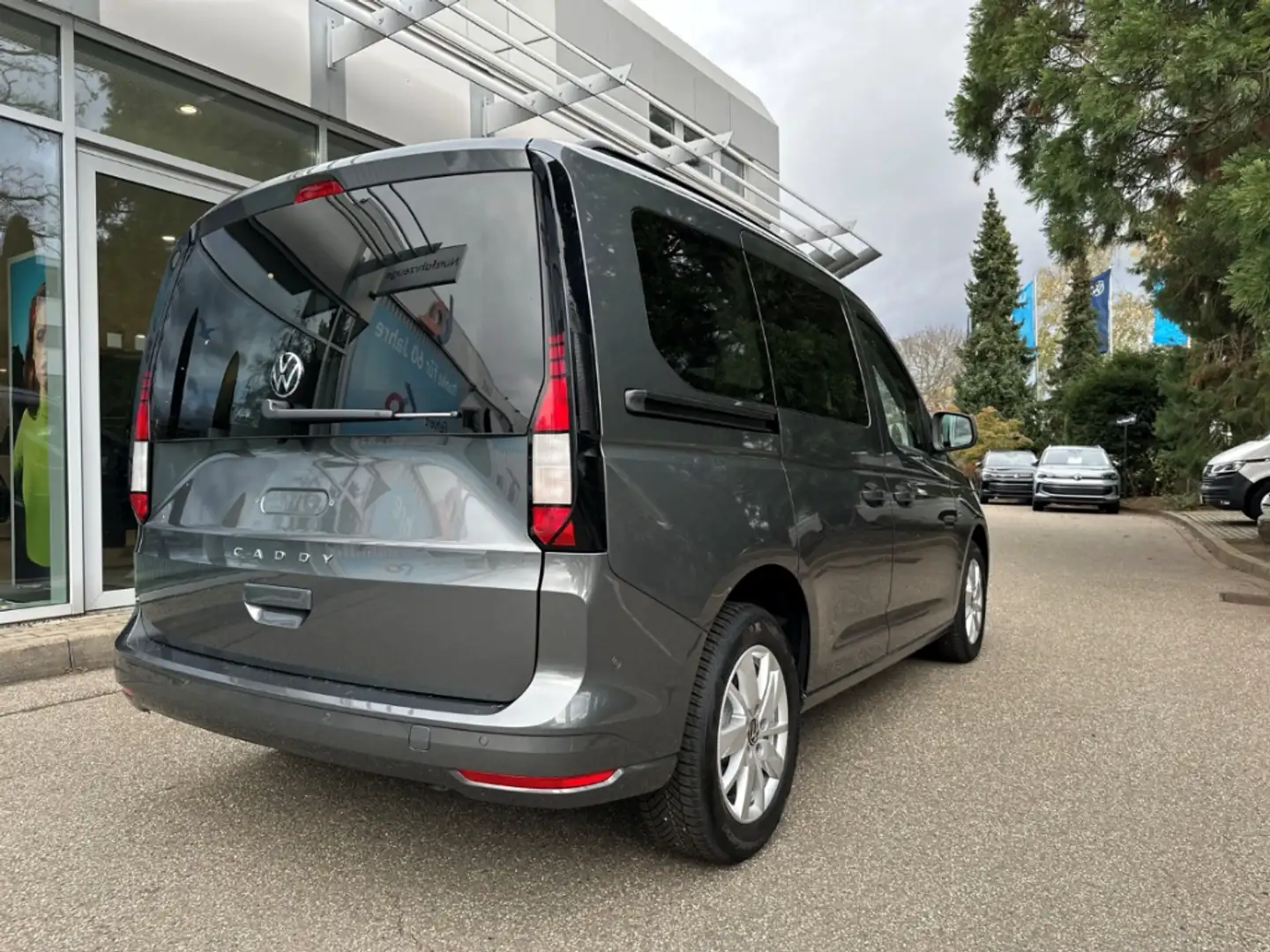 Volkswagen Caddy 1.5  Life 5-Sitzer 85 kW TSI DSG, Vorb. AHK Grau - 2