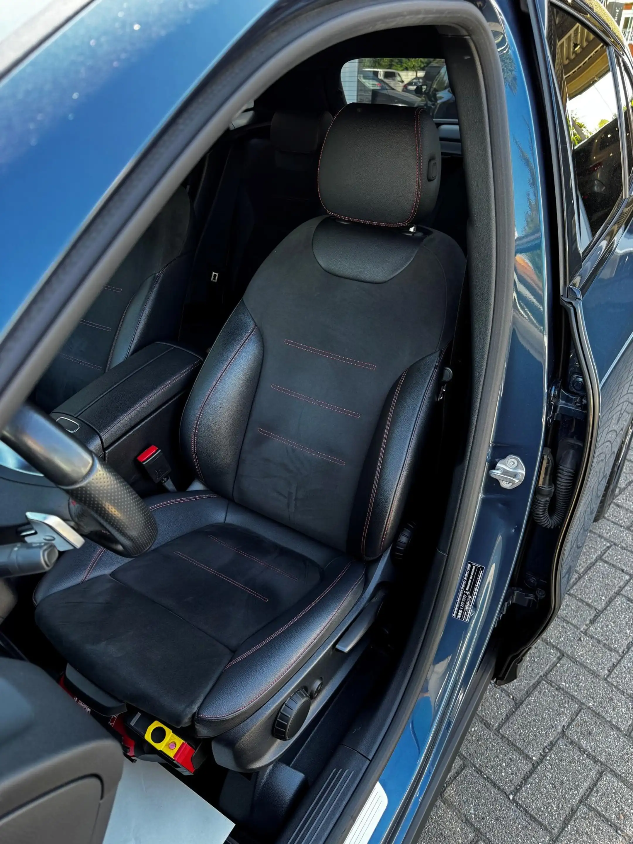 Mercedes-Benz GLA 180 d AMG Line - Pack Night - Attelage — photo 9