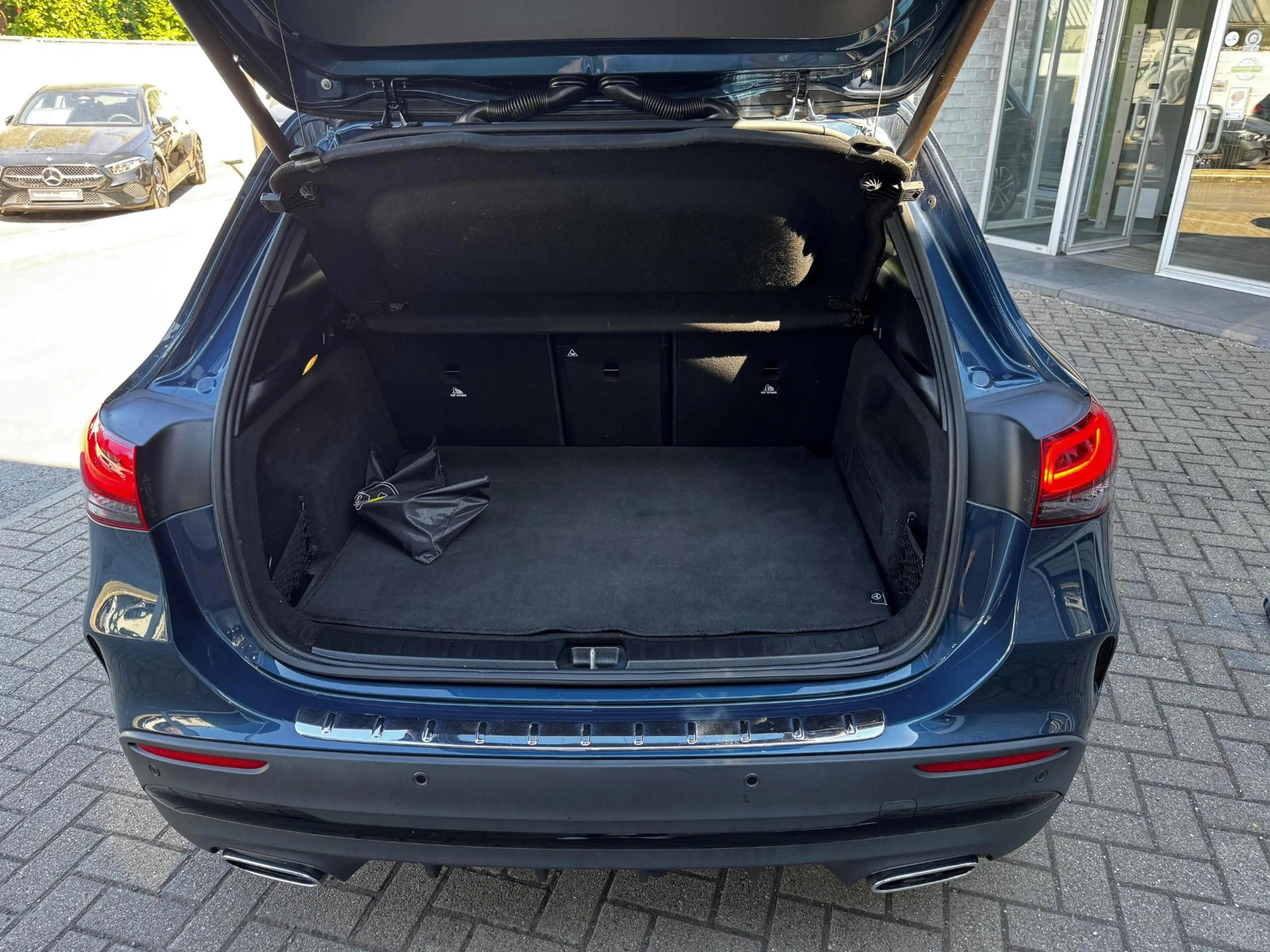 Mercedes-Benz GLA 180 d AMG Line - Pack Night - Attelage — photo 22