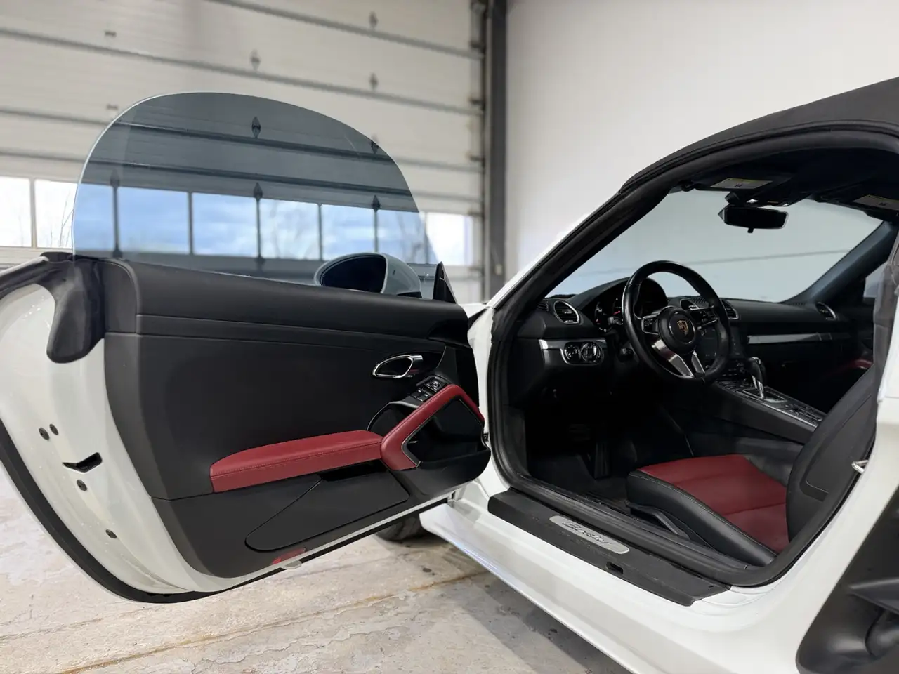 Porsche 718 Boxster снимка Porsche 718 Boxster