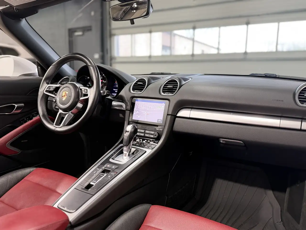 Porsche 718 Boxster снимка Porsche 718 Boxster