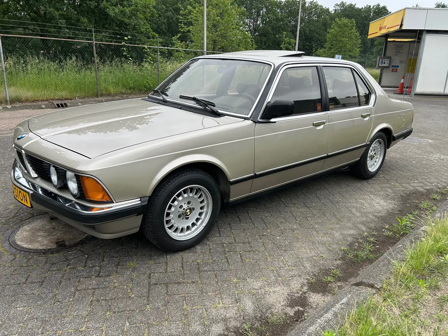 BMW 732 E23 Beige - 1