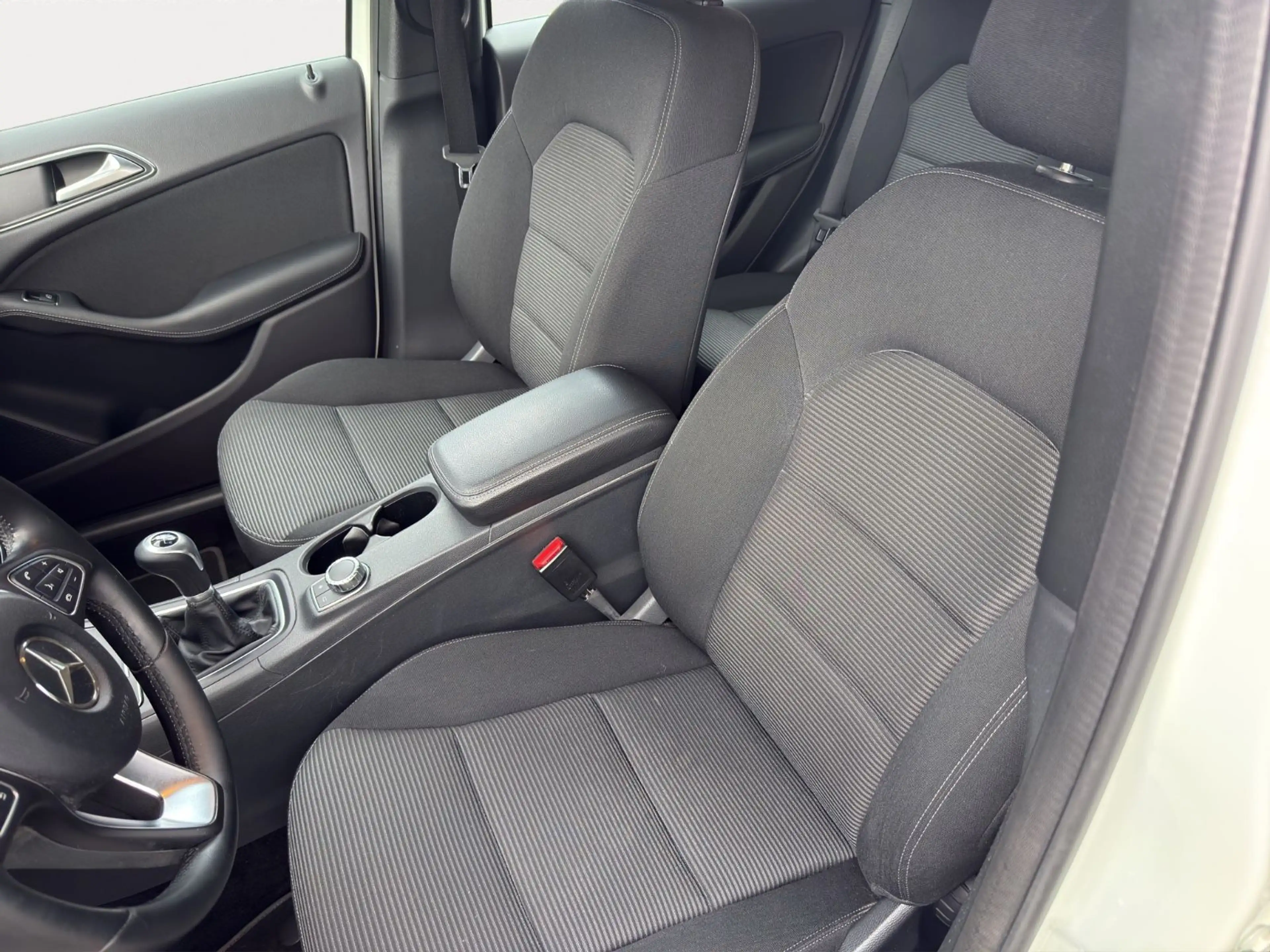 Mercedes-Benz B 180 Style*SCHECKHEFT*AHK*LED*PDC*SHZ*3. HAND* — photo 9